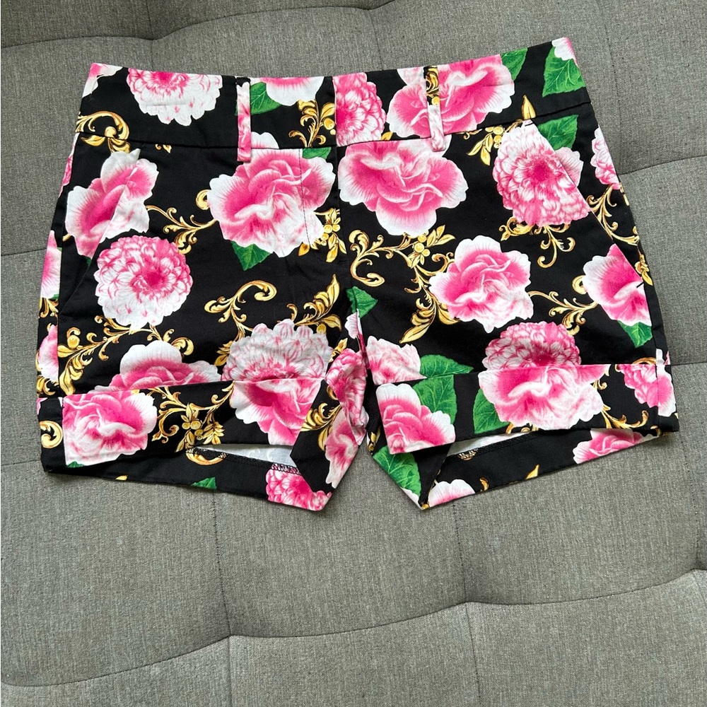 💥PRICE⬇️ 
NEW YORK & CO • Black & Pink Floral Shorts •size 2 • Stretchy Fabric